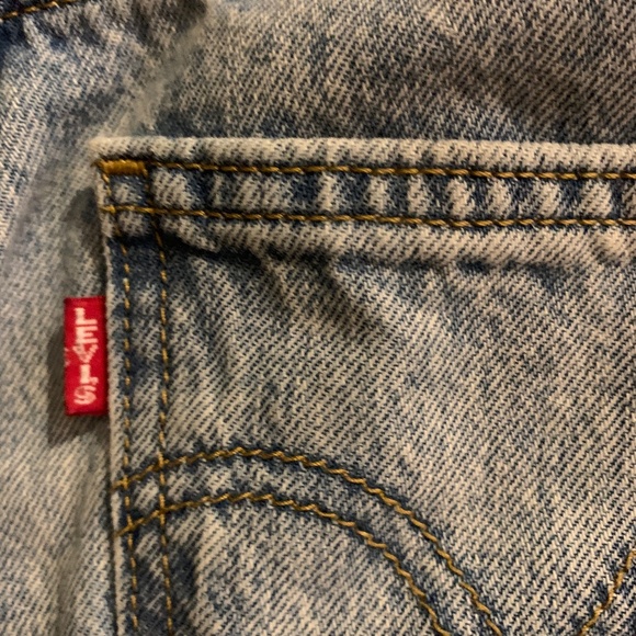 Light Wash Straight Leg Levi’s Denim Jeans - Picture 5 of 9